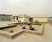822209 Gezicht op de speelplaats en het schoolgebouw van de nieuwe Openbare Basisschool Voordorp (Ché Guevarastraat 15) ...